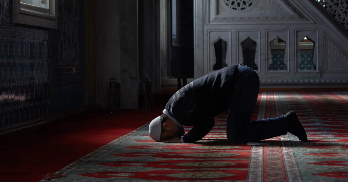 Muslim performing Tahajjud prayer at night following a step-by-step guide