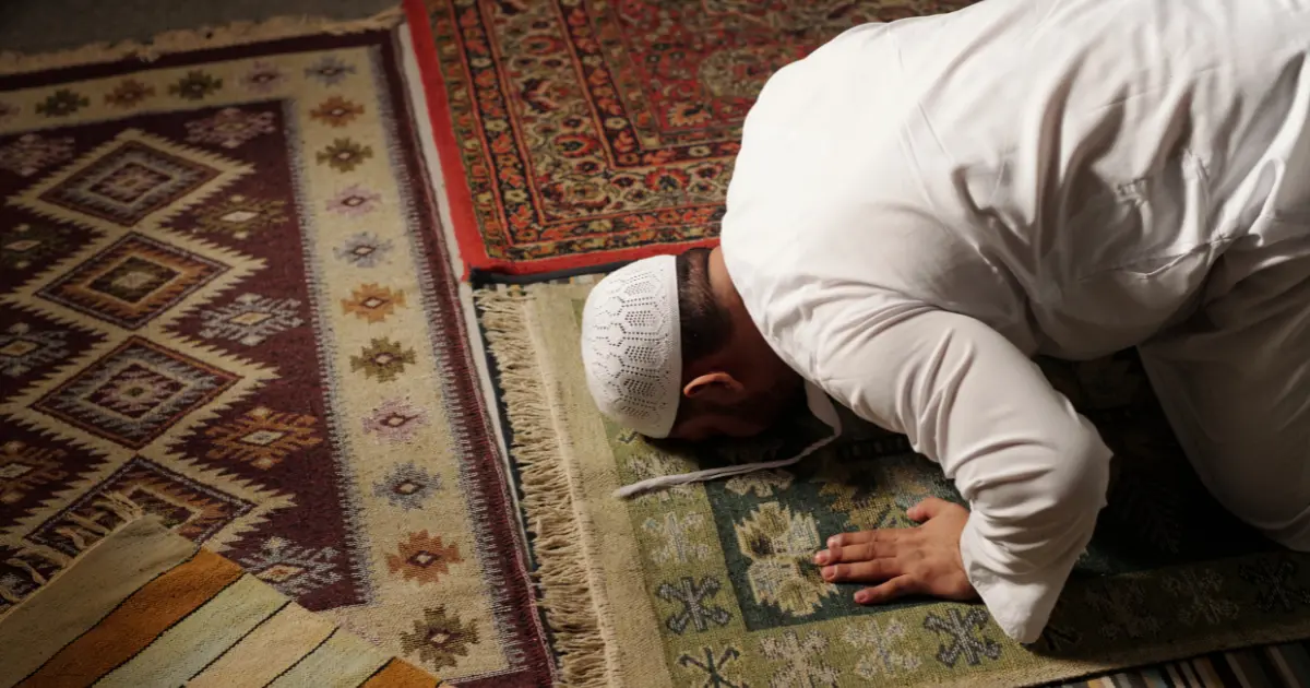 what is khushoo in prayer and Muslim praying with khushoo and deep concentration during salah